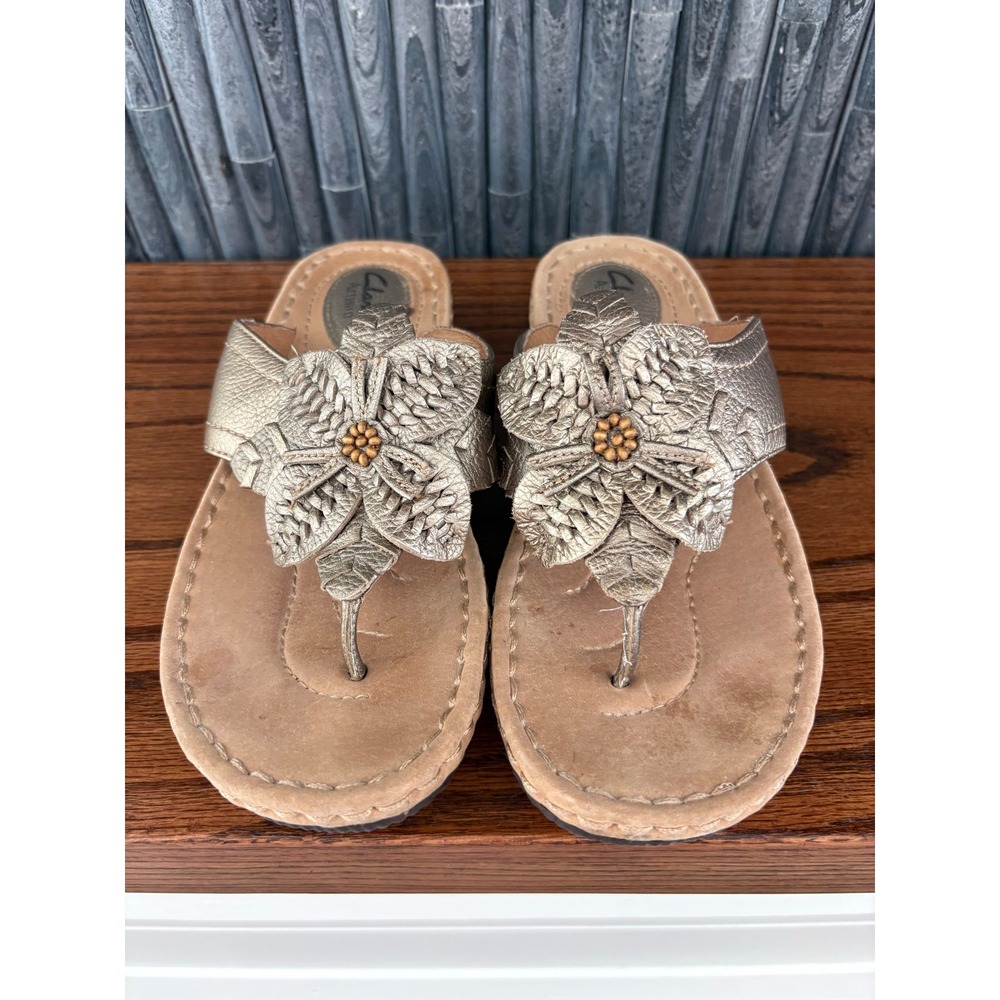Clarks Artisan Gold Metallic Leather Flower Thong Wedge Sandals Womens 7M 60745